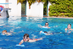 Schwimmen im Pool im Ferienprogramm