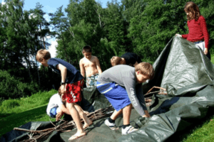Kinder bauen Floß