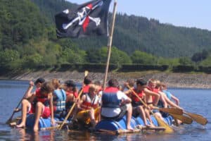 Kinder bauen Floß und gehen auf Karperfahrt