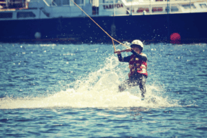 Kind fährt Wasserski im Englisch Camp am Alfsee