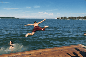 Kind springt ins Wasser im Englisch Camp Burghausen