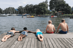 Kinder am See im Englisch Camp Nordsee