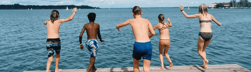 Kinder springen in den See