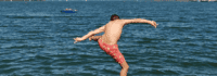 Kind springt ins Wasser