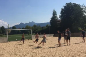 Jugendliche spielen Beachfussball im Englisch Camp Xanten