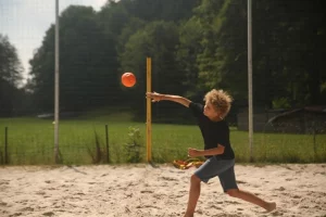 Junge wirft Ball in Beacharena