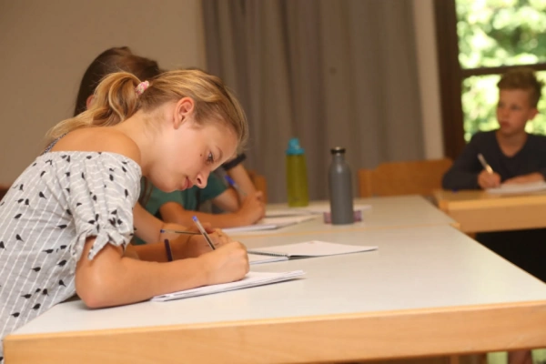 Mädchen lernt im Englisch Camp am Brombachsee