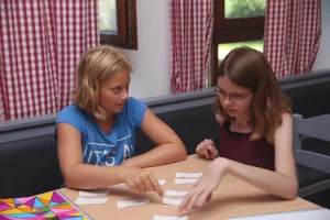 Zwei Mädchen im Englisch Camp am Chiemsee