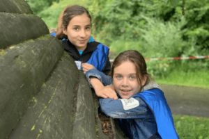 Zwei Mädchen lächeln in die Kamera im Englisch Camp in Darmstadt