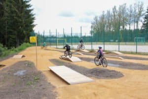 Drei Jungs am Mountainbiken