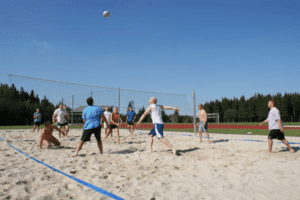 Jugendliche spielen Beachvolleyball