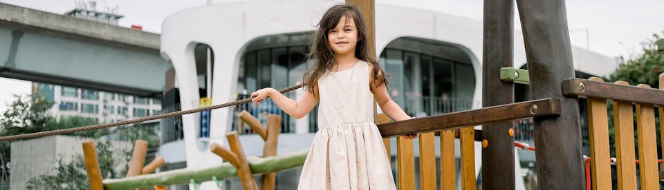 Mädchen auf einem Spielplatz