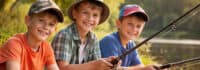 Drei Jungs beim Angeln