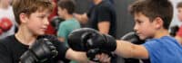 Zwei Jungs beim Boxen