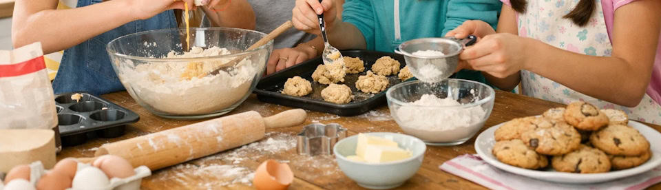 Mädchen beim Kekse backen