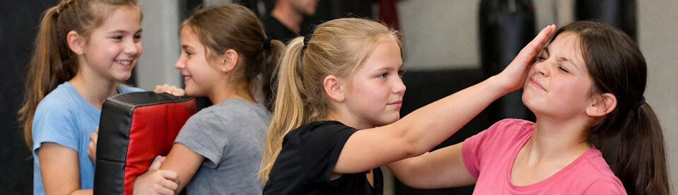 Teilnehmer beim Selbstverteidigungskurs