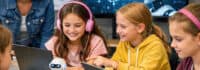 Mädchen lernen die KI kennen