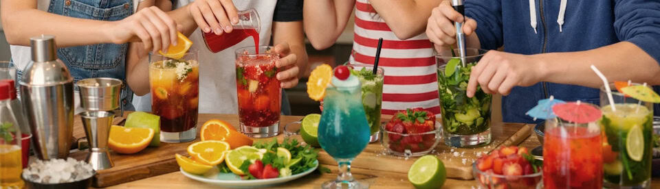 Kinder beim Cocktails mixen