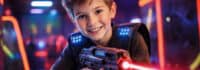 Junge beim Lasertag spielen