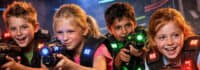 Vier Kinder beim Lasertag spielen