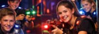 Teilnehmer beim Lasertag spielen