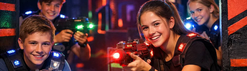 Teilnehmer beim Lasertag spielen