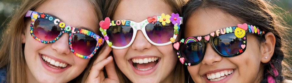Drei Mädchen mit selbst gestalteten Sonnenbrillen