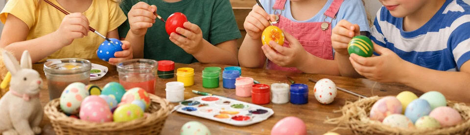 Kinder am Eier bemalen
