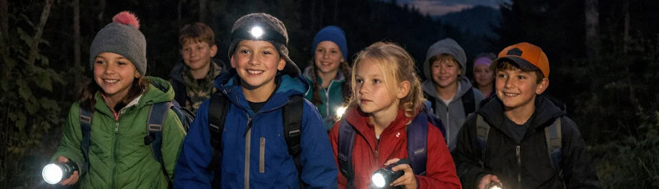 Kinder bei der Nachtwanderung