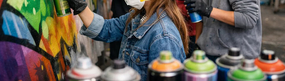 Mädchen beim Graffiti sprayen im Sommercamp Bautzen