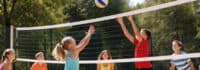 Kinder beim Beachvolleyball spielen
