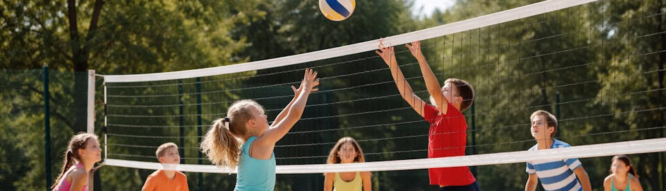 Kinder beim Beachvolleyball spielen