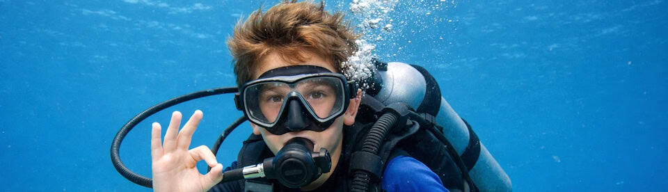 Junge beim Tauchen