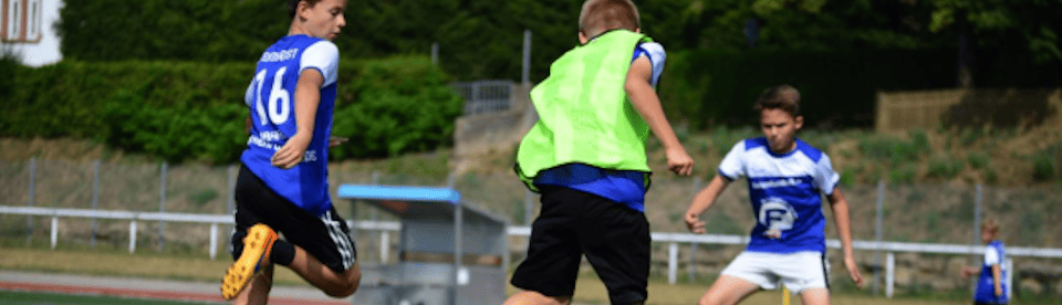 Jungs beim Fußballspielen