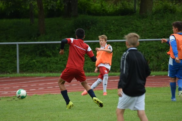 Jungs spielen Fußball
