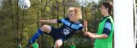 Junge schießt Fußball