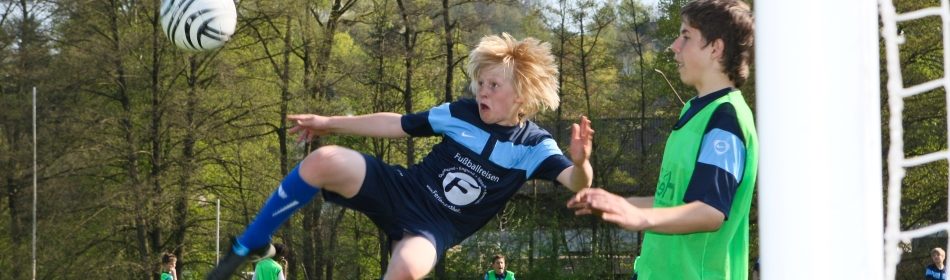Junge schießt Fußball