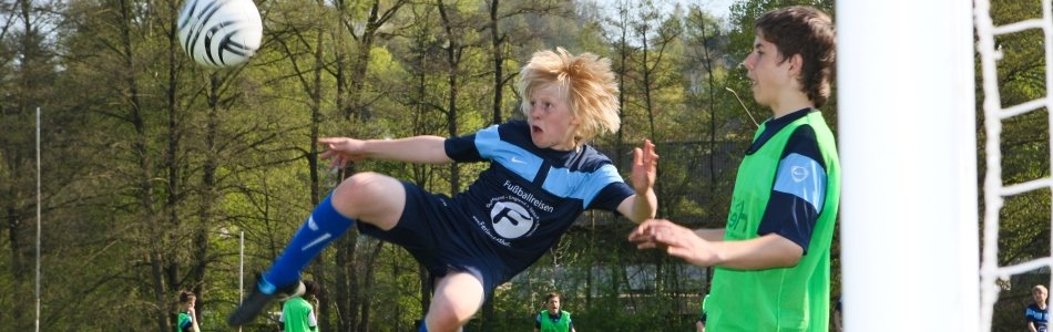 Junge schießt Fußball