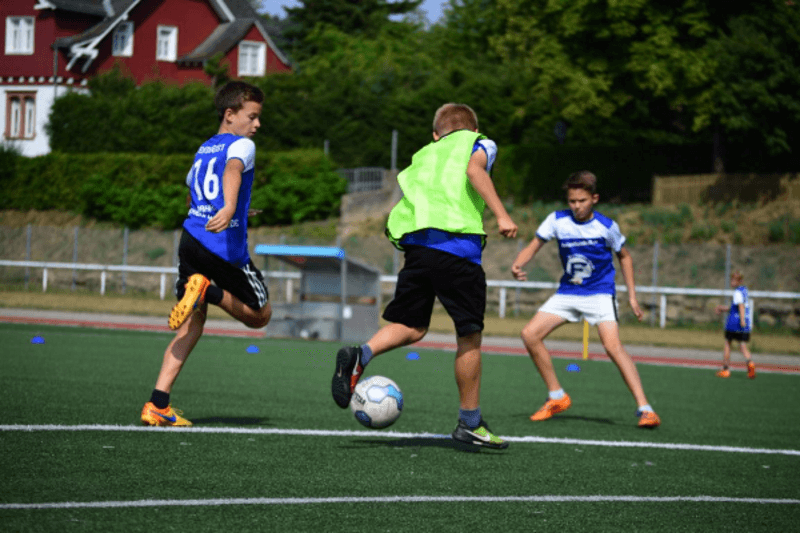 Jungs beim Fußballspielen