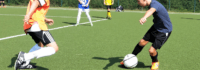 Jungs beim Fussballspielen
