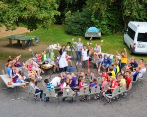 Grillen in der Gruppe nach einer Feriencamp Übersicht