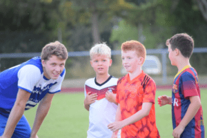 Kinder am Fußballspielen