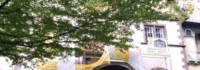Haus von außen mit Baum