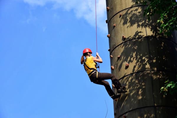 Mädchen am Klettern bei der Kletterfreizeit Eschershausen