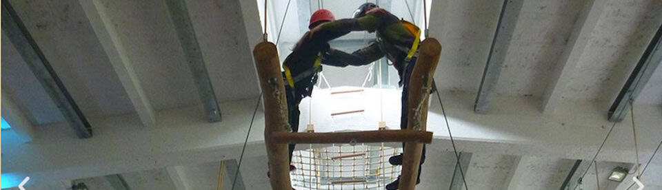 Zwei Teilnehmer beim Klettern an der Indoor-Kletterwand