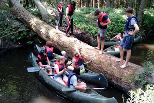 Teilnehmer vor einem Hindernis im Wasser im Paddelcamp