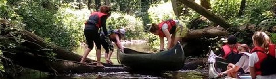 Jugendliche beim Hindernis überqueren