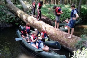 Teilnehmer vor einem Hindernis im Wasser beim Paddelcamp