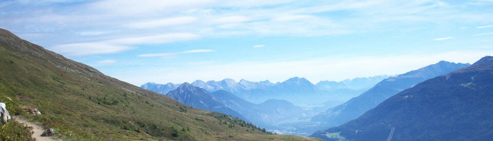 Jugendliche entdecken die Natur bei der Alpenüberquerung für Teenager