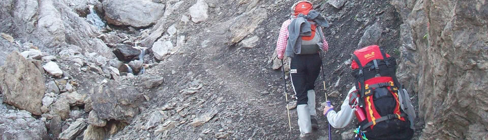 Jugendliche entdecken die Natur bei der Alpenüberquerung für Teenager